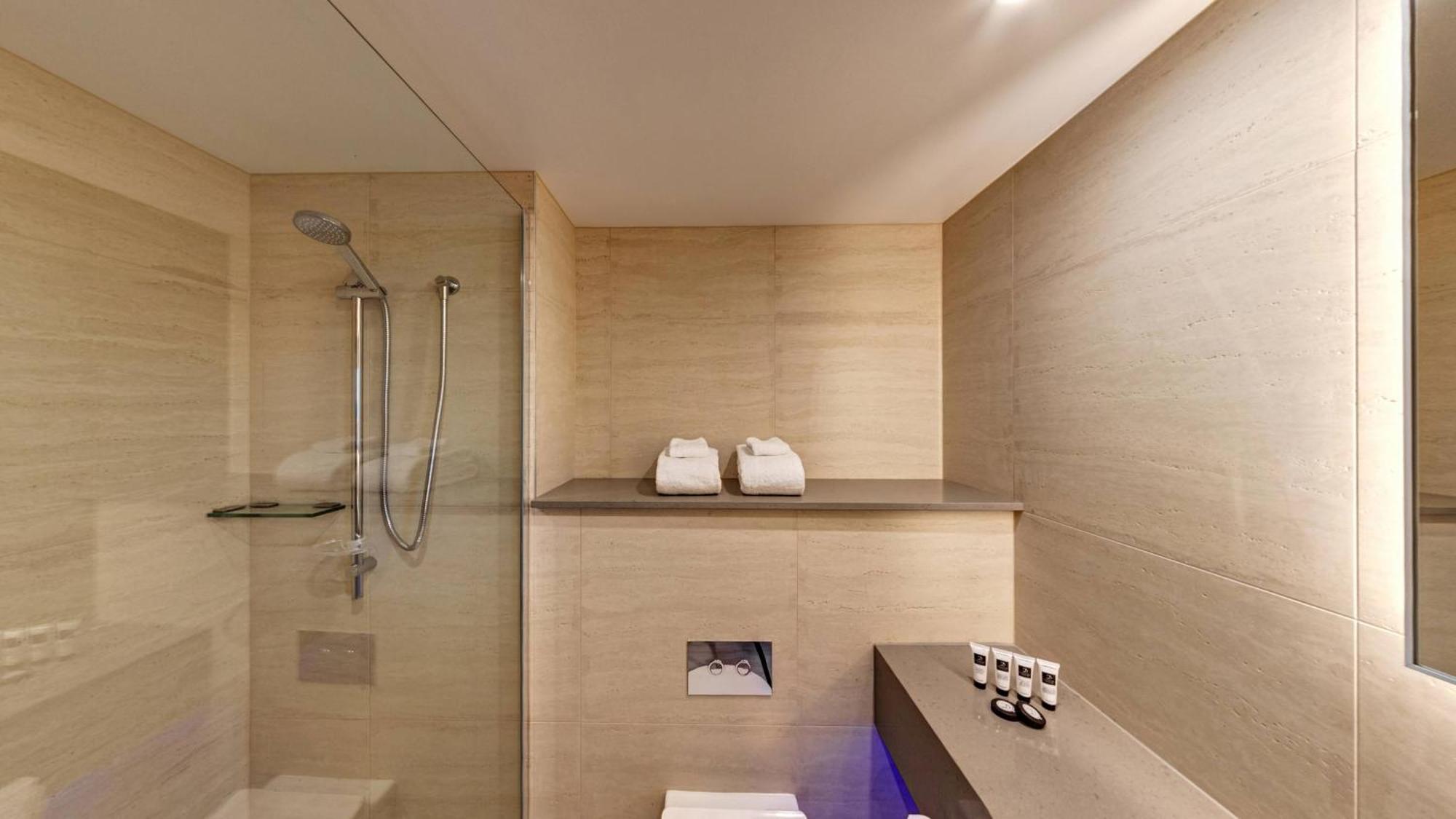 Distinction Luxmore Hotel Те-Анау Экстерьер фото