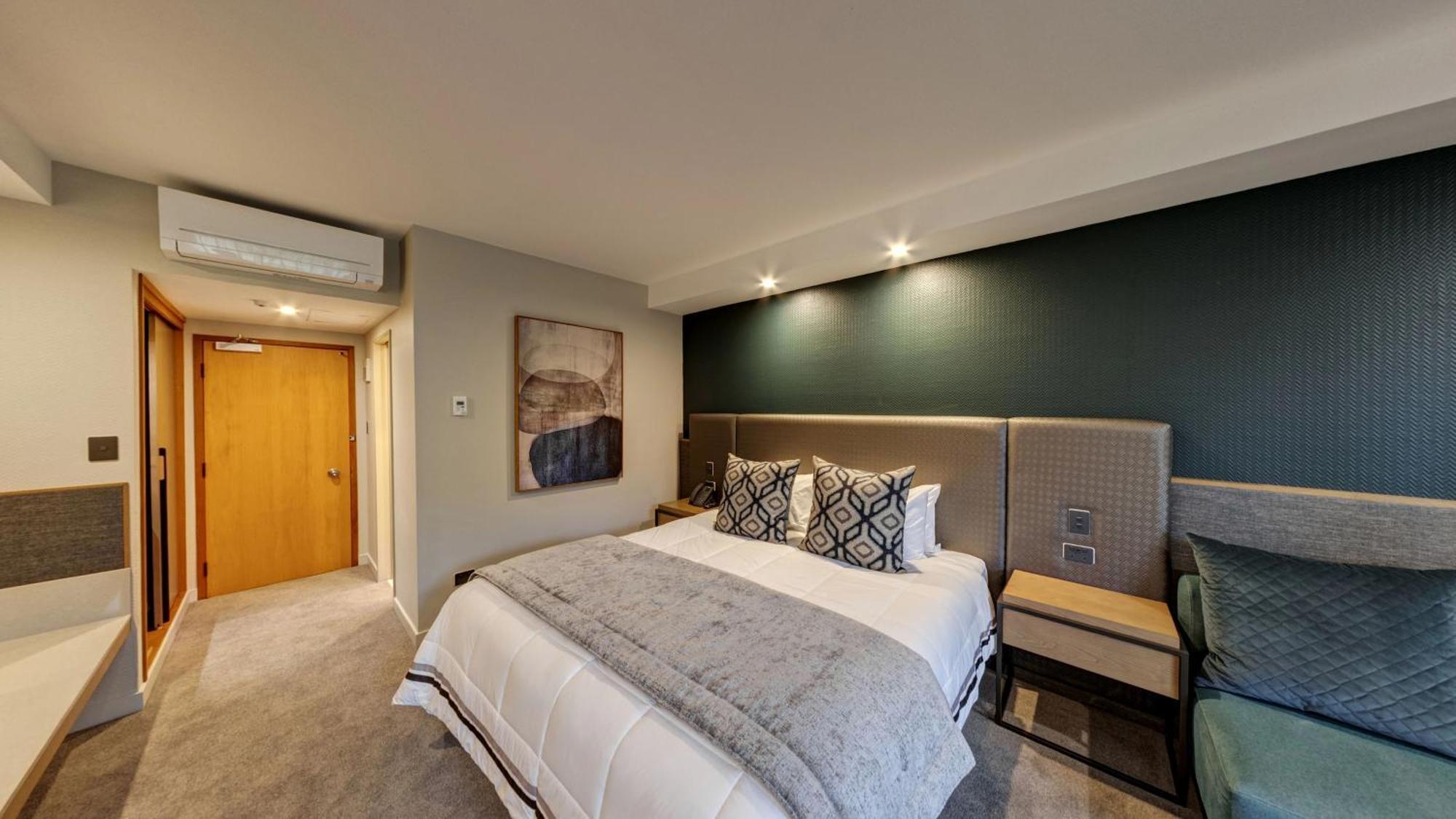 Distinction Luxmore Hotel Те-Анау Экстерьер фото
